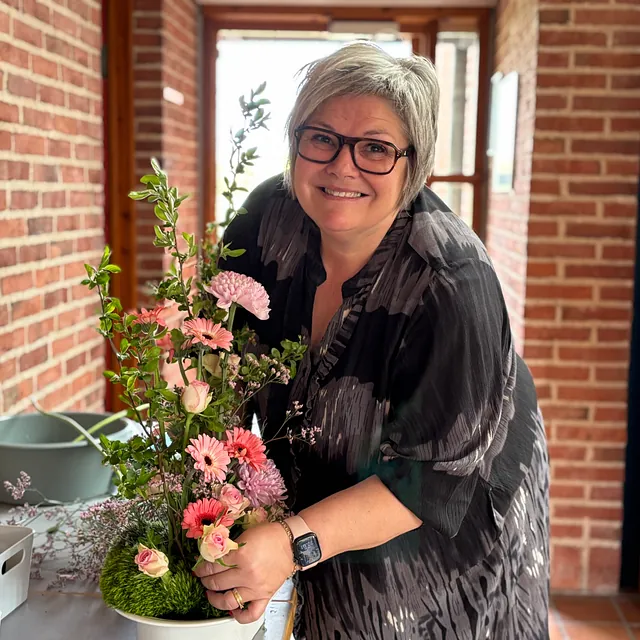 Kirketjener laver blomsterdekorationer